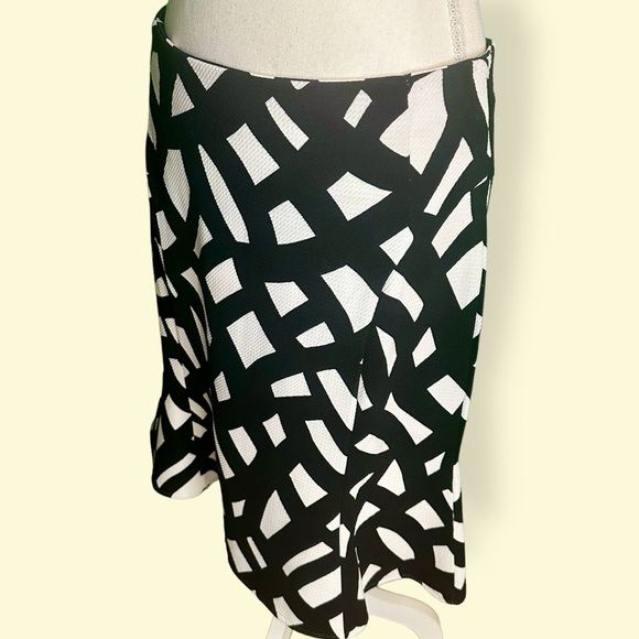 Calvin Klein Black & White Abstract Print Textured Crepe Tulip Hem Skirt Size 4 - Picture 3 of 9